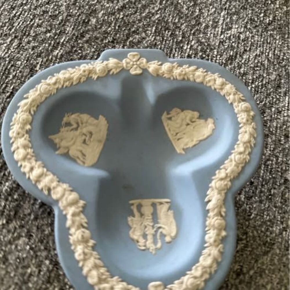 Vintage 1954 Wedgwood Blue & White Club Shaped Plate with Triple Figurines.
